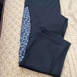 ATTN ORANGE THEORY LOVERS!  BLACK OTF CAPRIS SIZE XL NWOT. SUPER CUTE